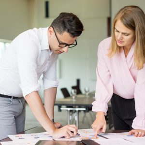 colegas masculinos femeninos serios que trabajan documentos estadisticos 1262 12467