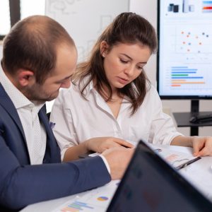 companeros negocios inicio discutiendo mirar documentos junta empresa haciendo lluvia ideas revisando graficos tablas sala conferencias 482257 5028