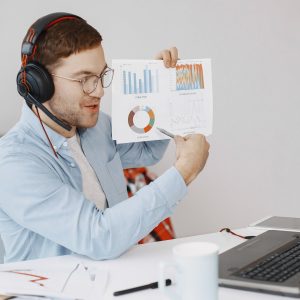 hombre sentado sala estar casa chico disfrutando estudiando usando laptop auriculares 1157 48713