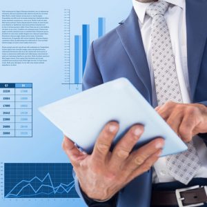 primer plano ejecutivo trabajando su tableta 1134 575